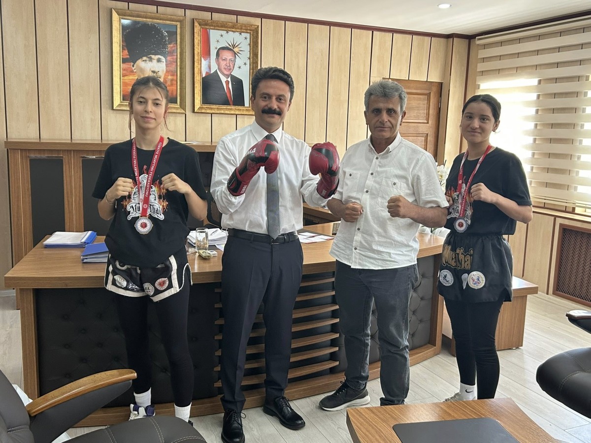 Şampiyon sporcular Besni Kaymakamı Aslan’ı ziyaret