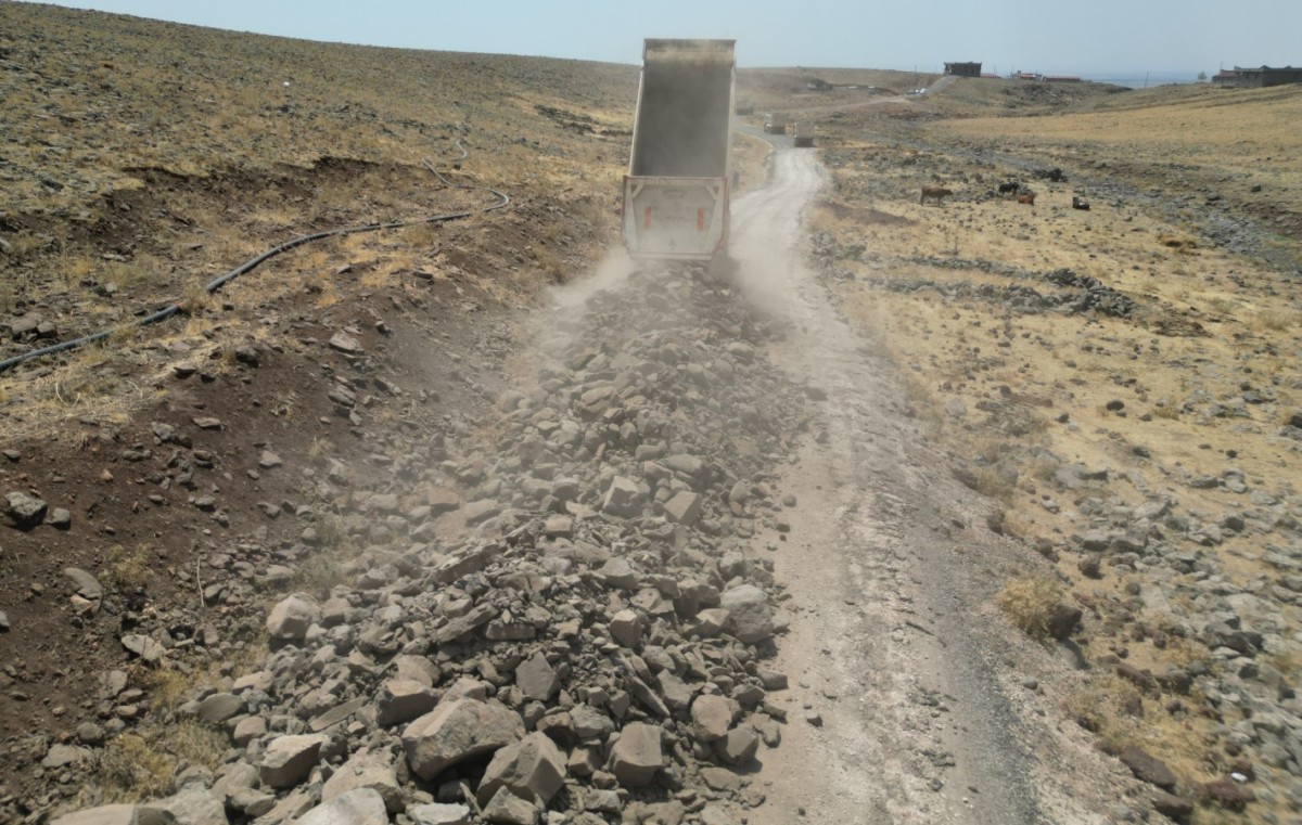 Siverek’te 6 Kilometrelik Yol Betonla Yenileniyor