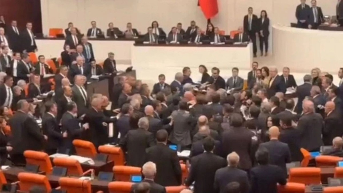 TBMM’de bütçe görüşmeleri yumruklu kavgaya dönüştü