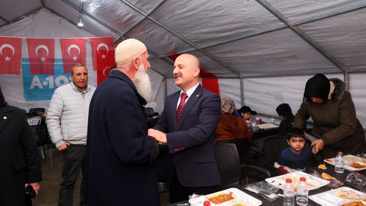 Vali Varol, A101’in İmamağa Mahallesi’ndeki iftarında vatandaşlarla buluştu