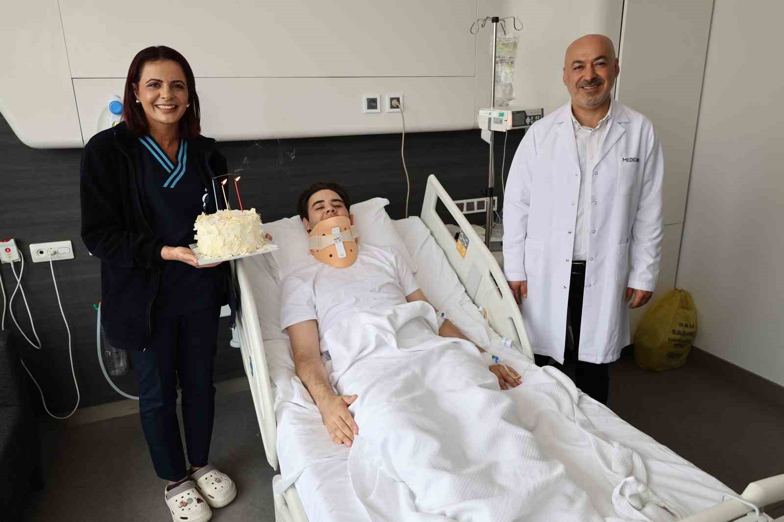 Yeni yaşını doktoruyla birlikte kutladı