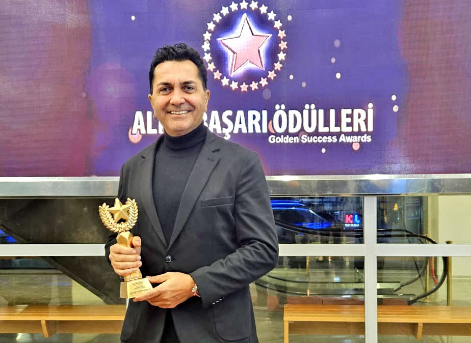 ’Yılın En İyi Bestecisi’ ödülünü aldı, Çeşme’ye adadı